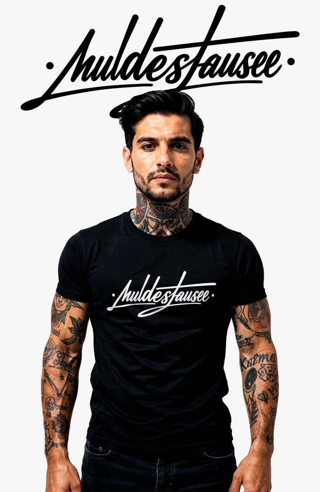 Muldestausee Bundle – T-Shirt & Vinyl Sticker im Streetwear Set Bundle BundleMuldestausee-SkaterShirt-streetwear-tshirt-black-Front-EnrolDesign-EnrolShop-ModellMann
