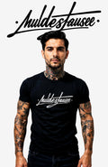 Muldestausee Bundle – T-Shirt & Vinyl Sticker im Streetwear Set Bundle BundleMuldestausee-SkaterShirt-streetwear-tshirt-black-Front-EnrolDesign-EnrolShop-ModellMann
