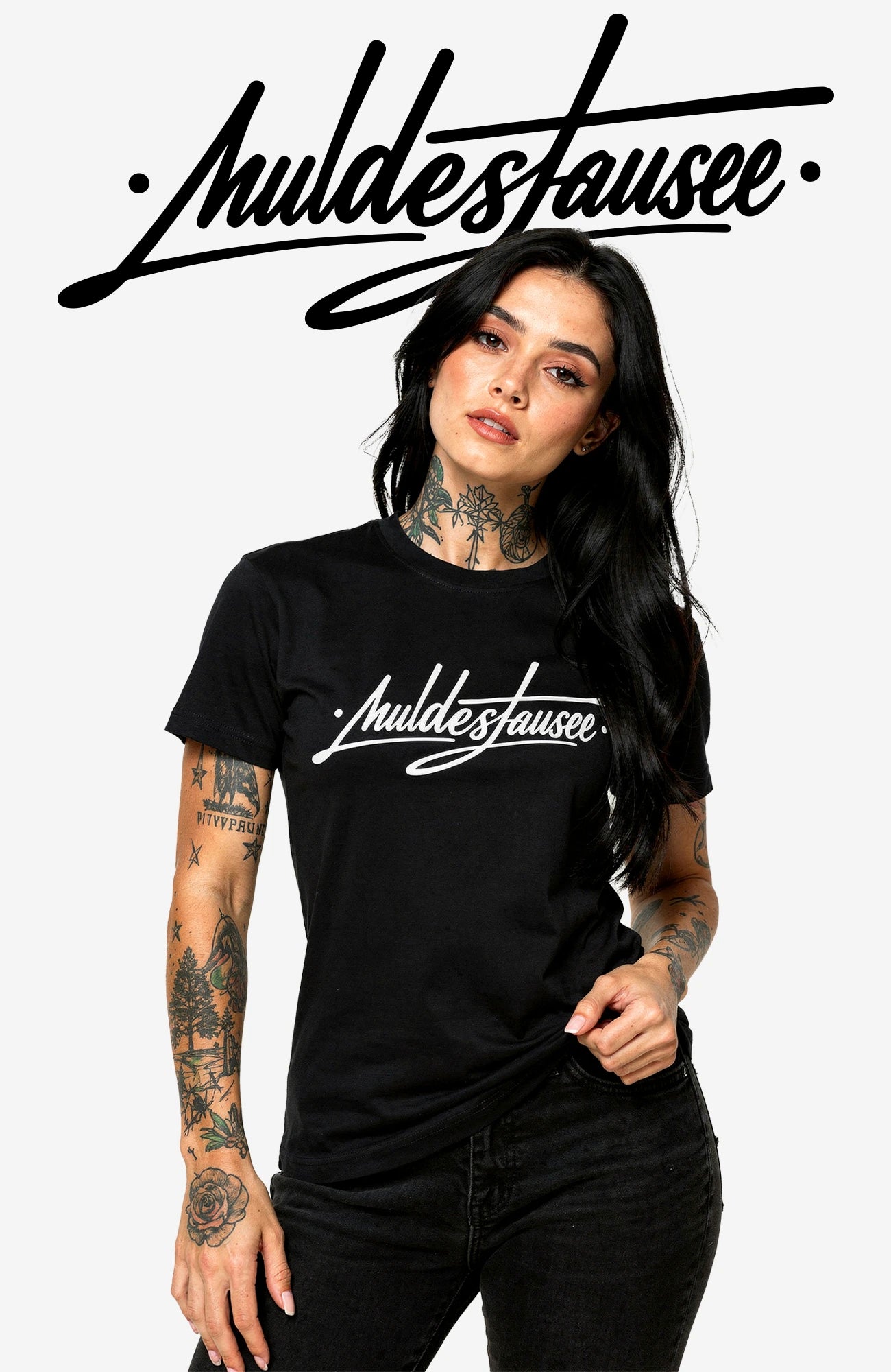 Muldestausee Bundle – T-Shirt & Vinyl Sticker im Streetwear Set Bundle BundleMuldestausee-SkaterShirt-streetwear-tshirt-black-Front-EnrolDesign-EnrolShop-ModellWomen
