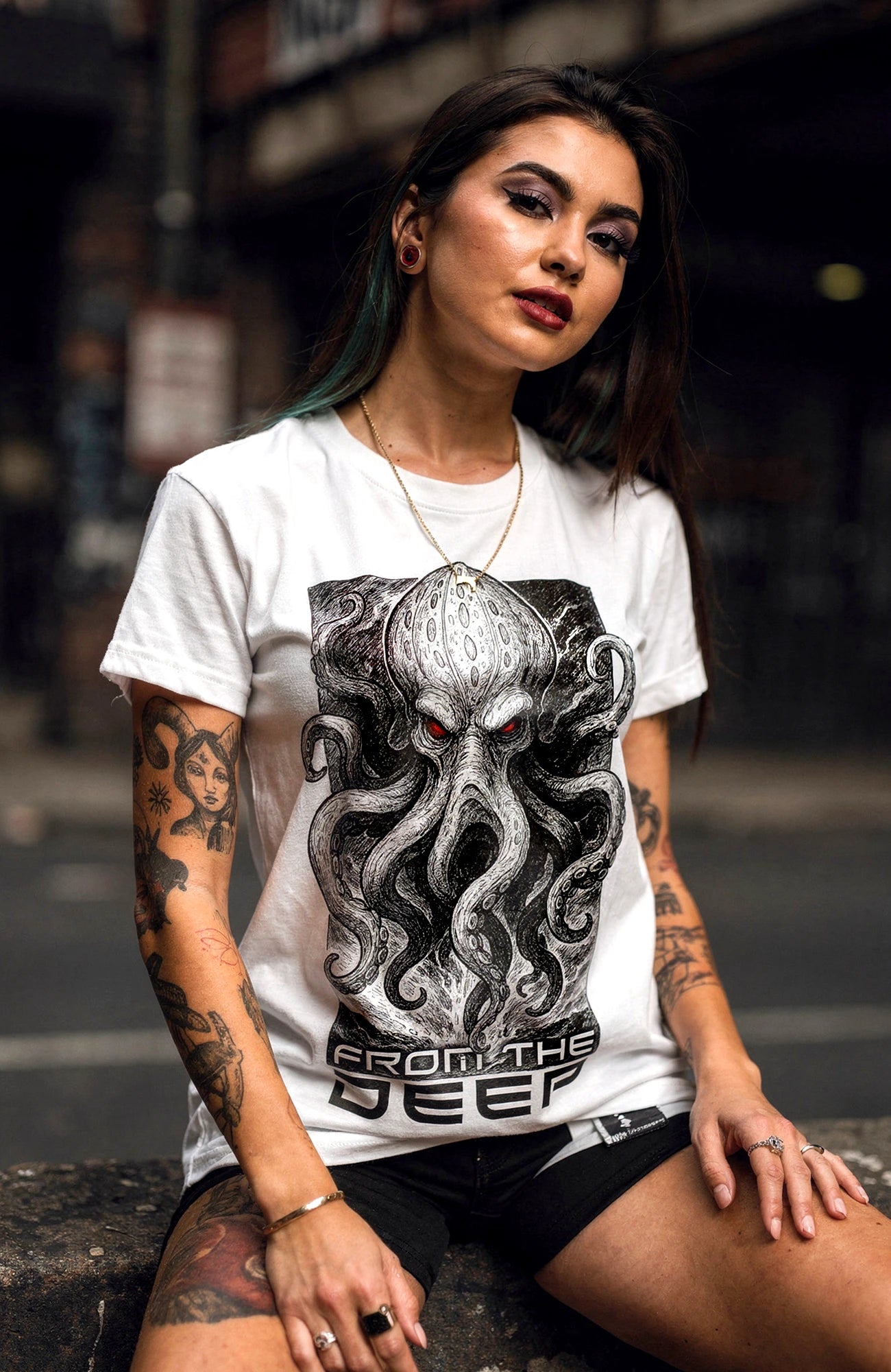 From the Deep T-Shirt – Weißes Streetwear Shirt mit Oktopus Shirt From_the_Deep_-_Skater_Shirt_-streetwear-tshirt-weiss-Front.-Model_Women_02