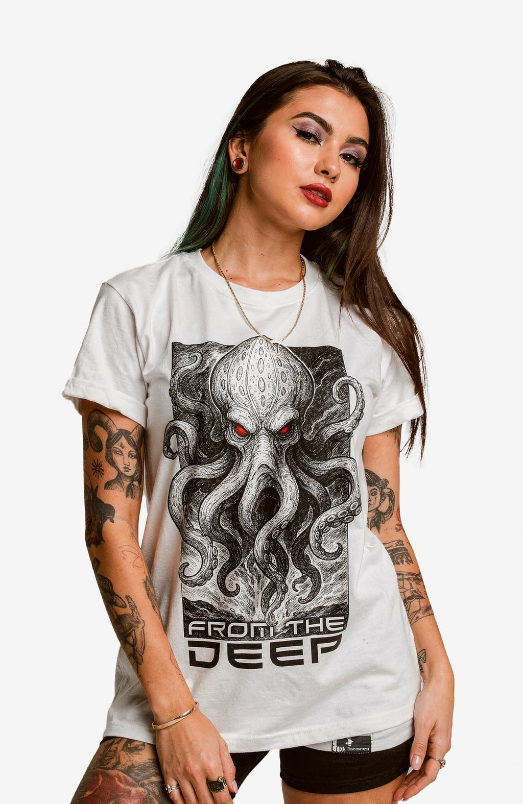 From the Deep T-Shirt – Weißes Streetwear Shirt mit Oktopus Shirt From_the_Deep_-_Skater_Shirt_-streetwear-tshirt-weiss-Front.-Model_Womenwebp