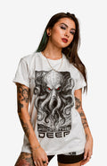 From the Deep T-Shirt – Weißes Streetwear Shirt mit Oktopus Shirt From_the_Deep_-_Skater_Shirt_-streetwear-tshirt-weiss-Front.-Model_Womenwebp