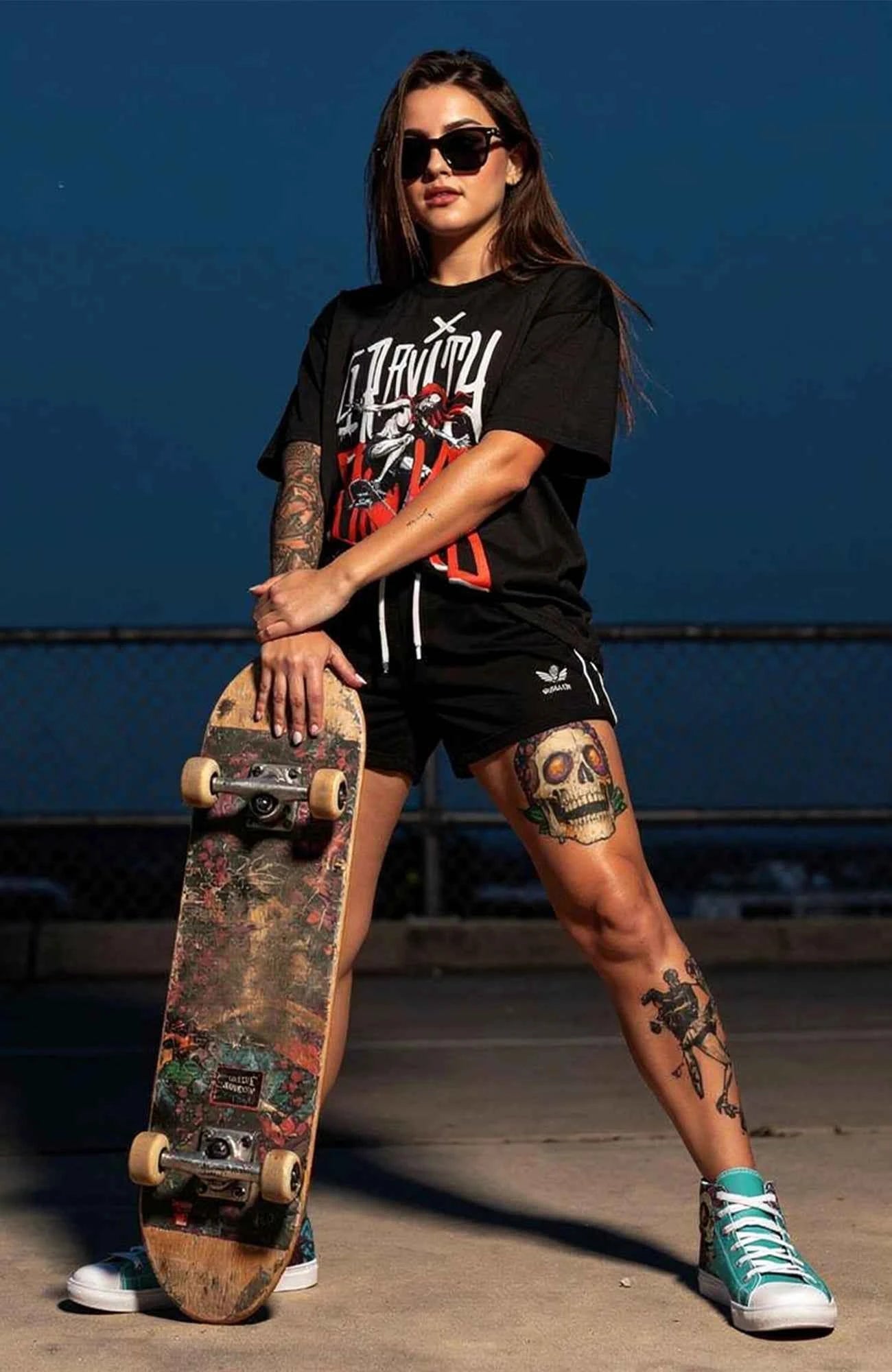 Gravity Sucks T-Shirt – Skate Streetwear Shirt Schwarz Shirt GravitySucks-streetwear-tshirt-schwarz-Header-Women-Model