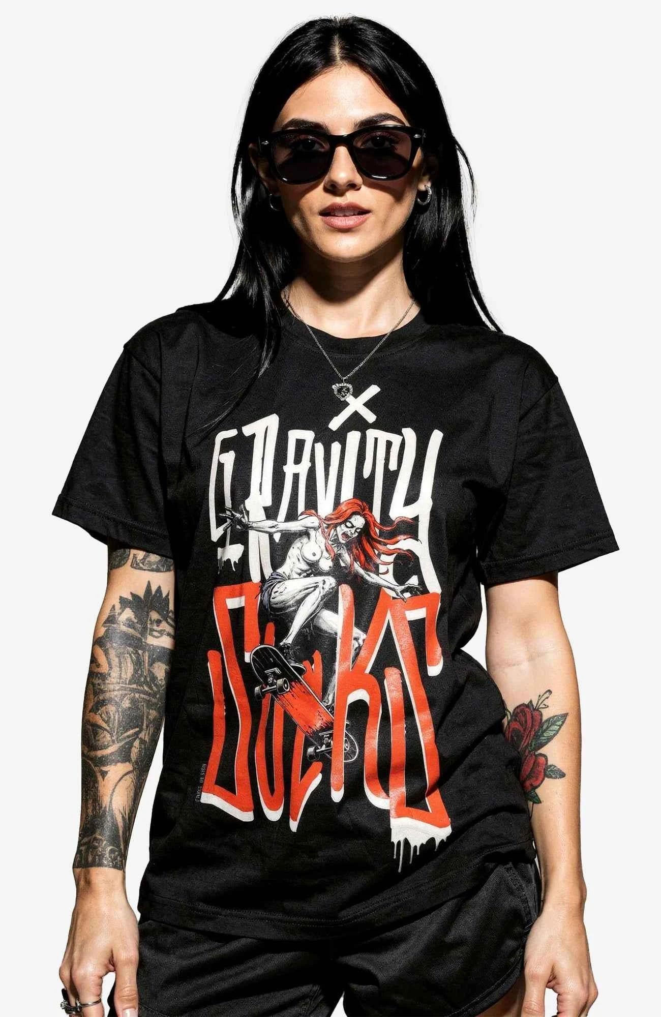 Gravity Sucks T-Shirt – Skate Streetwear Shirt Schwarz Shirt GravitySucks-streetwear-tshirt-schwarz-Header-Women