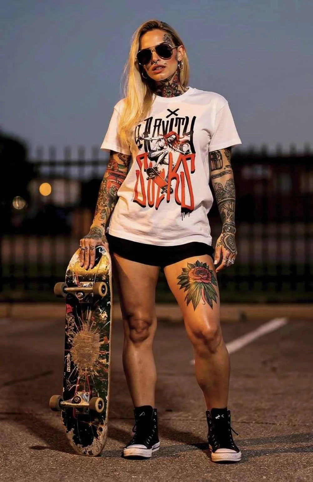 Gravity Sucks T-Shirt – Skate Streetwear Shirt weiß Shirt GravitySucks-streetwear-tshirt-weiss-Header-Women-Model
