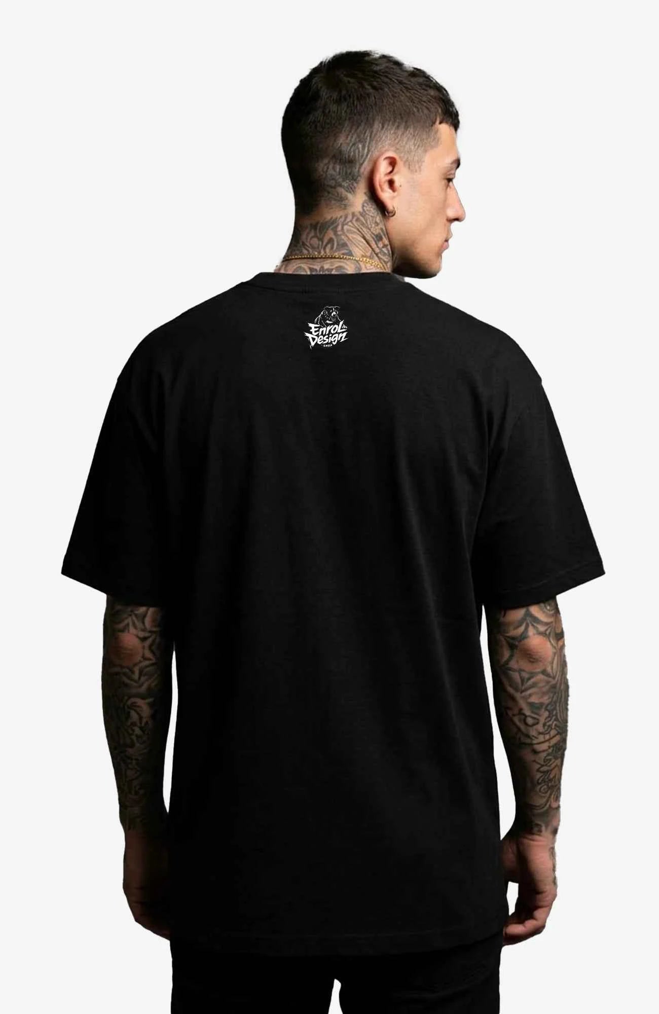 Zu Ost für den Westen – T-Shirt – Schwarzes Streetwear Shirt Shirt LocalShirt-ZuOstfuerdenWesten-Mann-Art-streetwear-Black-Back-EnrolDesign-EnrolShop.-02