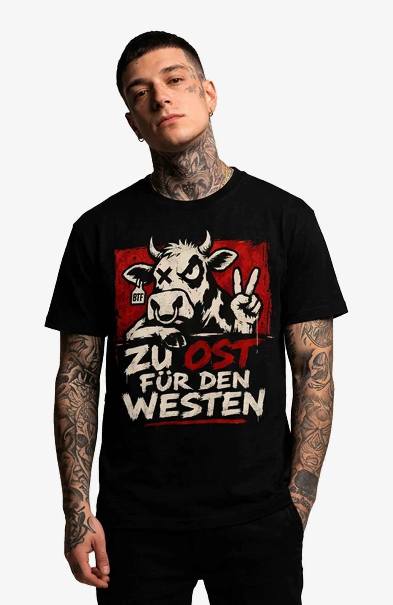Zu Ost für den Westen – T-Shirt – Schwarzes Streetwear Shirt Shirt LocalShirt-ZuOstfuerdenWesten-Mann-Art-streetwear-Black-Front-EnrolDesign-EnrolShop.-02