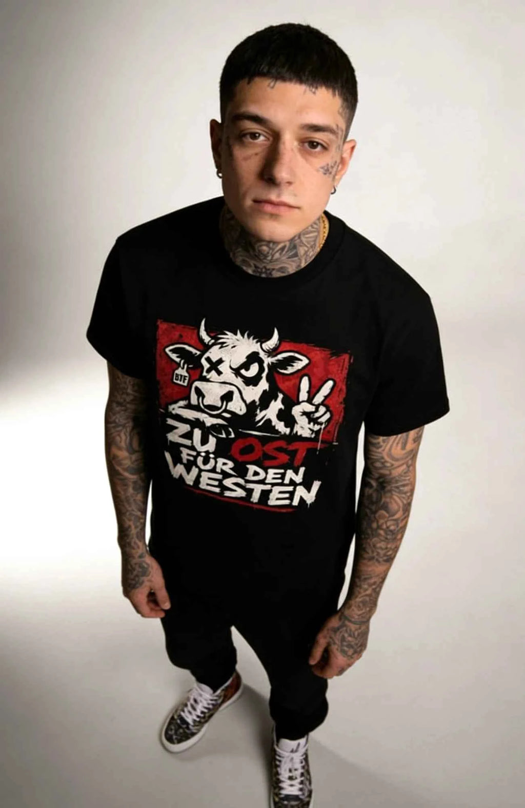 Zu Ost für den Westen – T-Shirt – Schwarzes Streetwear Shirt Shirt LocalShirt-ZuOstfuerdenWesten-Mann-Art-streetwear-Black-Front-EnrolDesign-EnrolShop.-03
