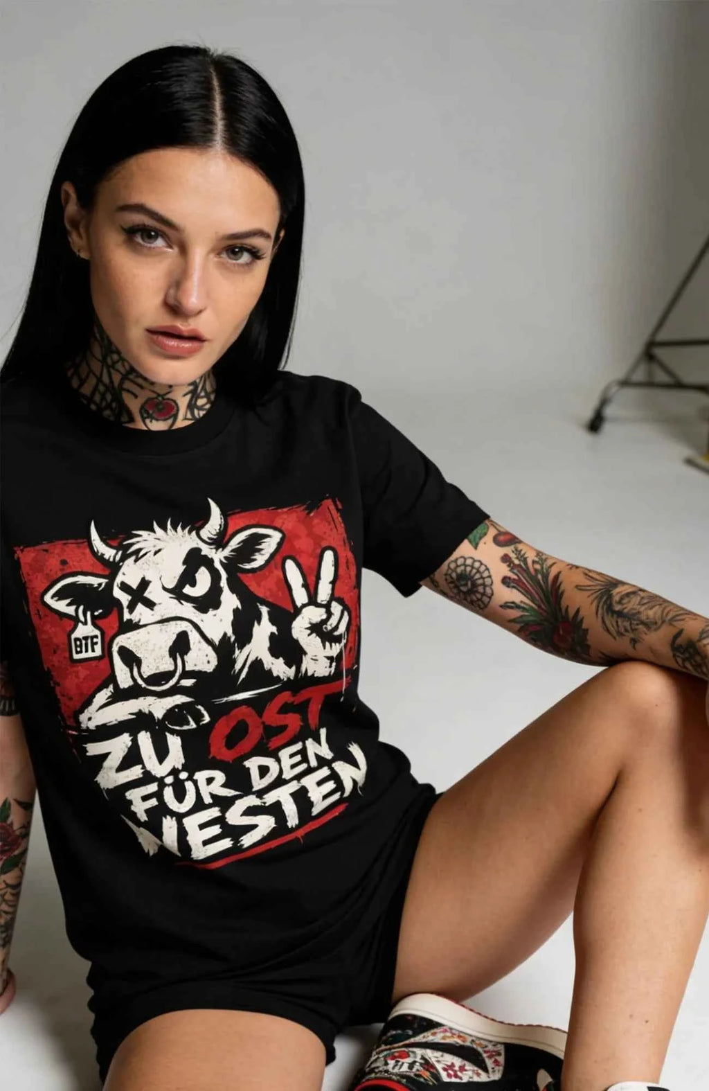 Zu Ost für den Westen – T-Shirt – Schwarzes Streetwear Shirt Shirt LocalShirt-ZuOstfuerdenWesten-Women-Art-streetwear-Front-EnrolDesign-EnrolShop.-04