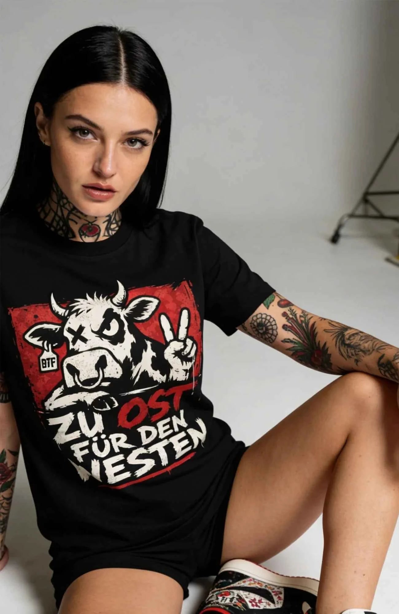 Zu Ost für den Westen – T-Shirt – Schwarzes Streetwear Shirt Shirt LocalShirt-ZuOstfuerdenWesten-Women-Art-streetwear-Front-EnrolDesign-EnrolShop.-04