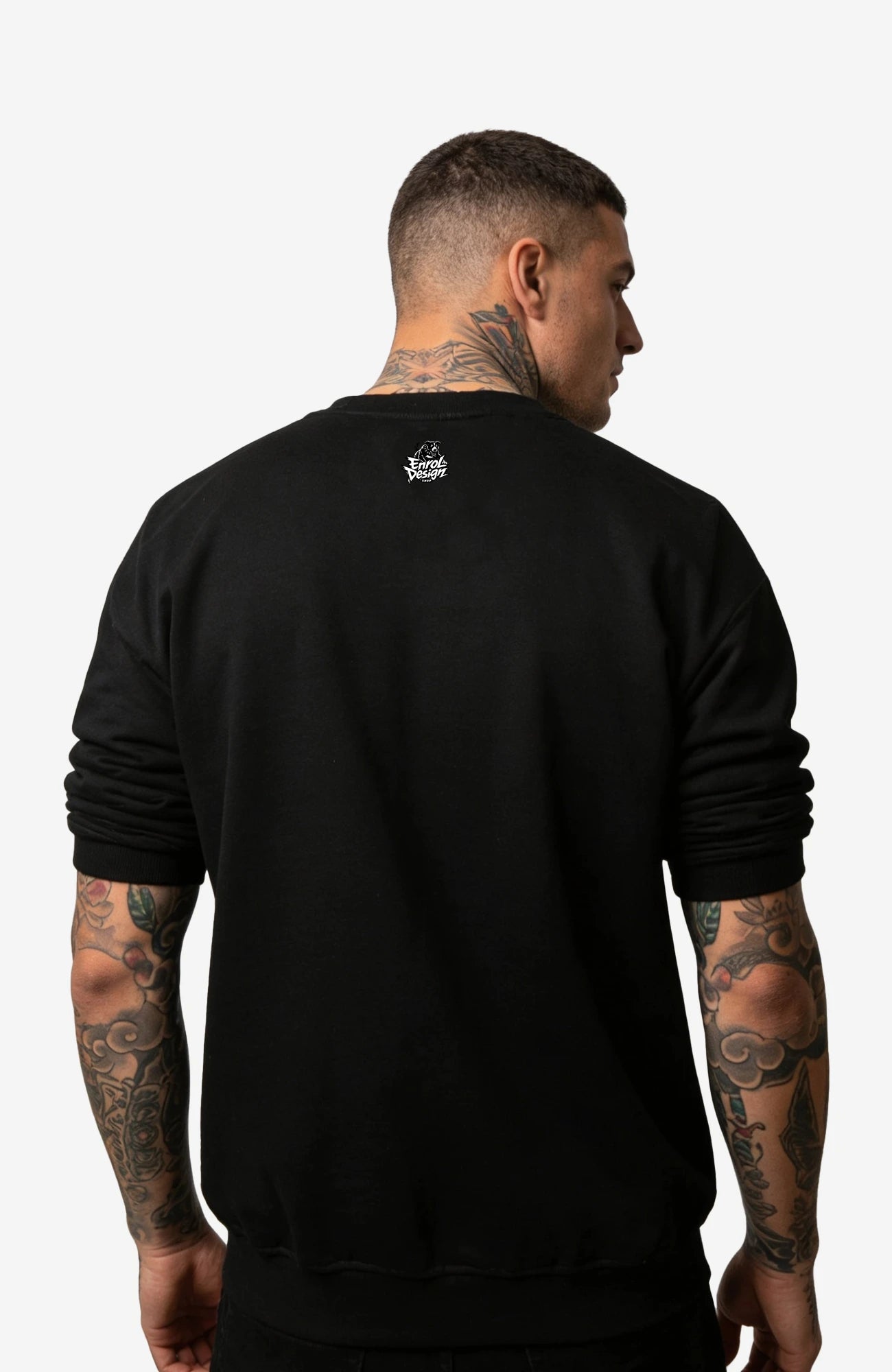 Zu Ost für den Westen | Sweatshirt Herren | Schwarz Sweatshirt LocalSweatshirt-ZuOstfuerdenWesten-Art-Mann-streetwear-Black-Back-EnrolDesign-EnrolShop.-01