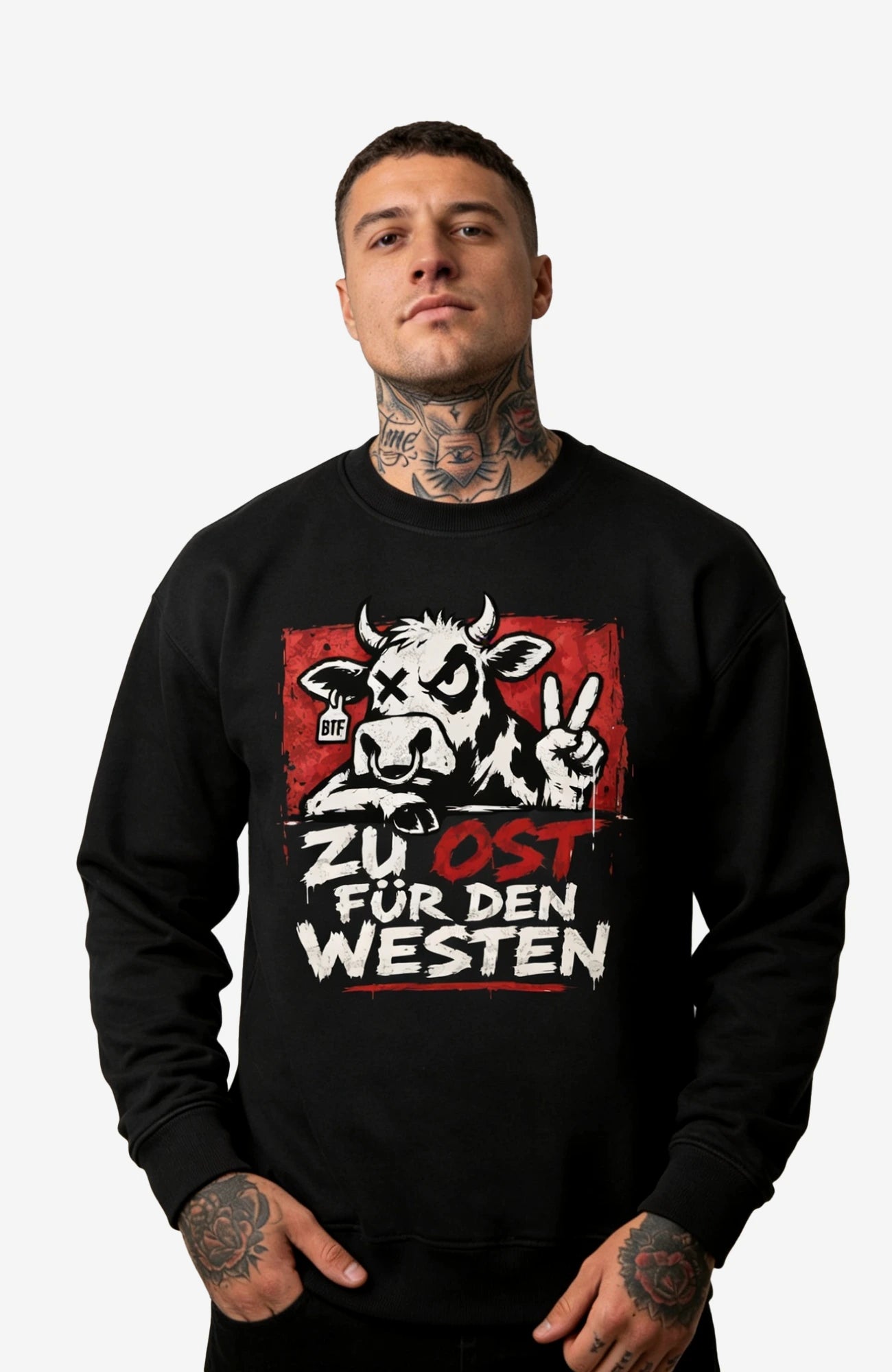 Zu Ost für den Westen | Sweatshirt Herren | Schwarz Sweatshirt LocalSweatshirt-ZuOstfuerdenWesten-Art-Mann-streetwear-Black-Front-EnrolDesign-EnrolShop.-01
