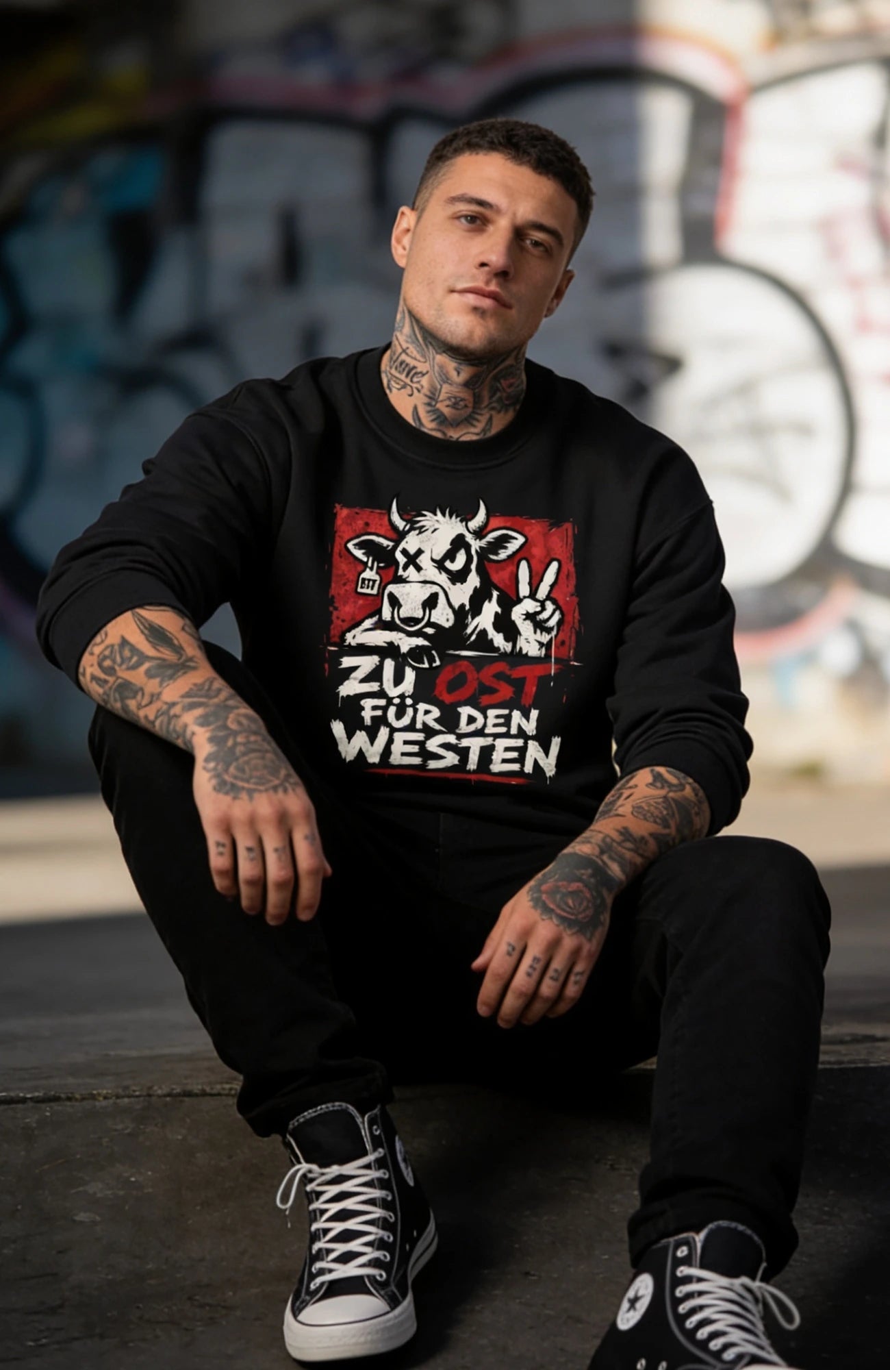Zu Ost für den Westen | Sweatshirt Herren | Schwarz Sweatshirt LocalSweatshirt-ZuOstfuerdenWesten-Art-Mann-streetwear-Black-Front-EnrolDesign-EnrolShop.-02