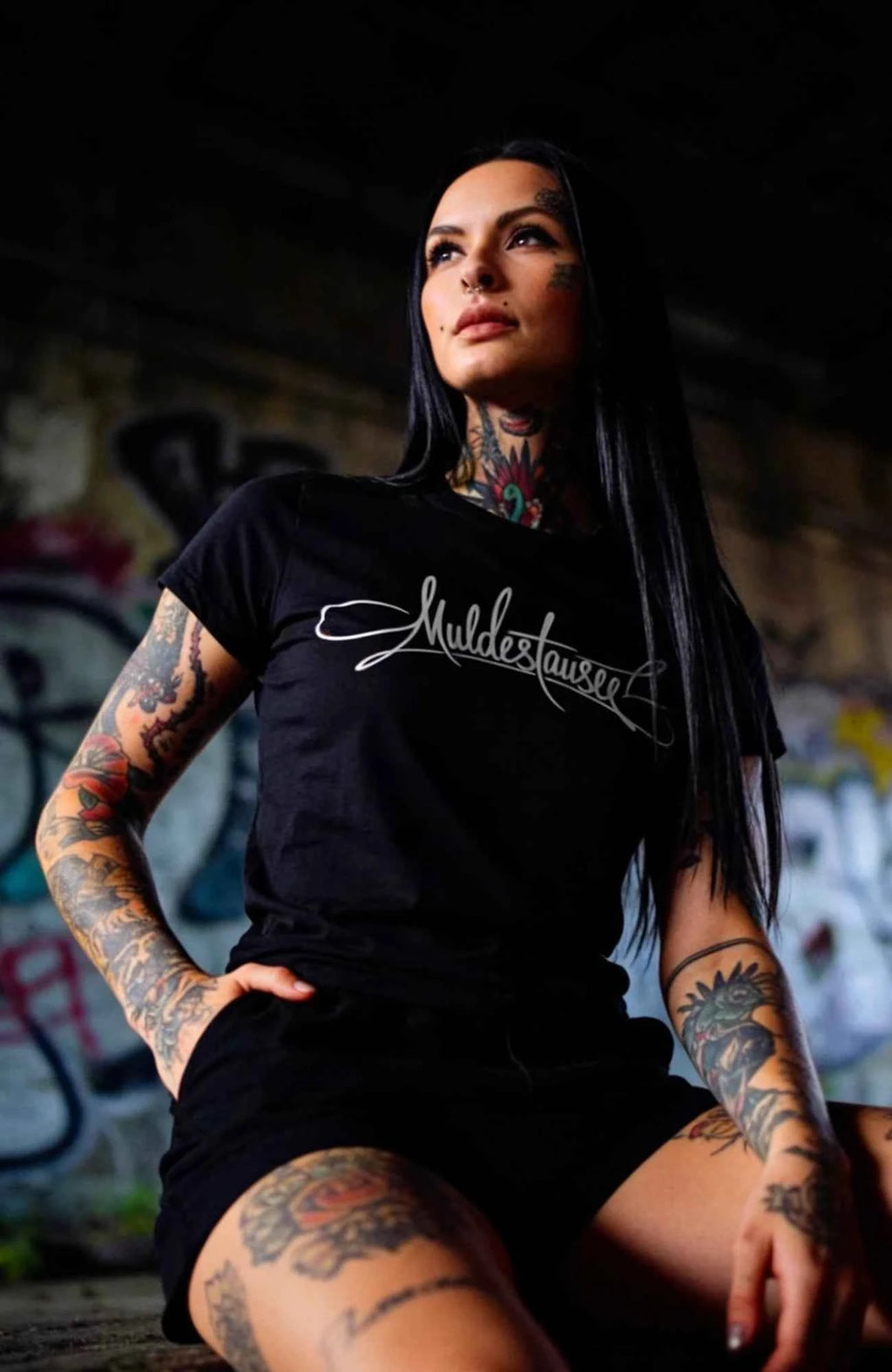 Muldestausee Script | T-Shirt | Black Edition Shirt Muldestausee-Art-DamenSkaterShirt-streetwear-tshirt-schwarz-Front-EnrolDesign-EnrolShop-02