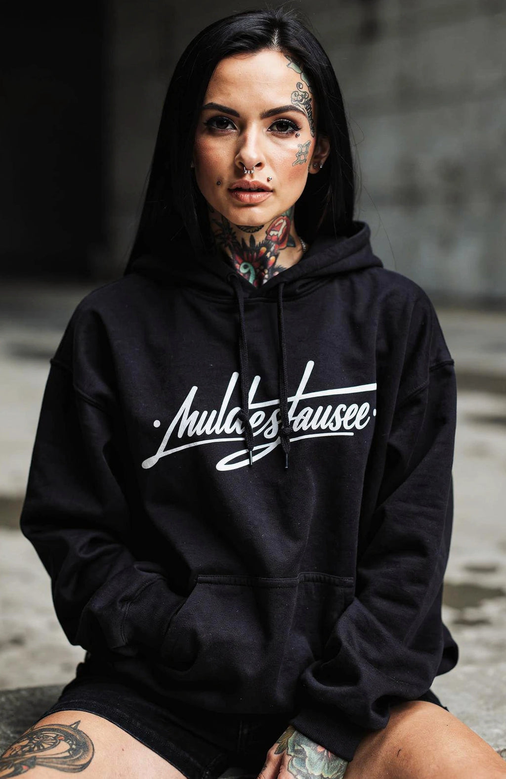 Muldestausee Hoodie Schwarz – Minimalistischer Streetwear Hoodie Hoodie Muldestausee-SkaterHoodie-streetwear-Hoodie-black-Front-EnrolDesign-EnrolShop-Model02