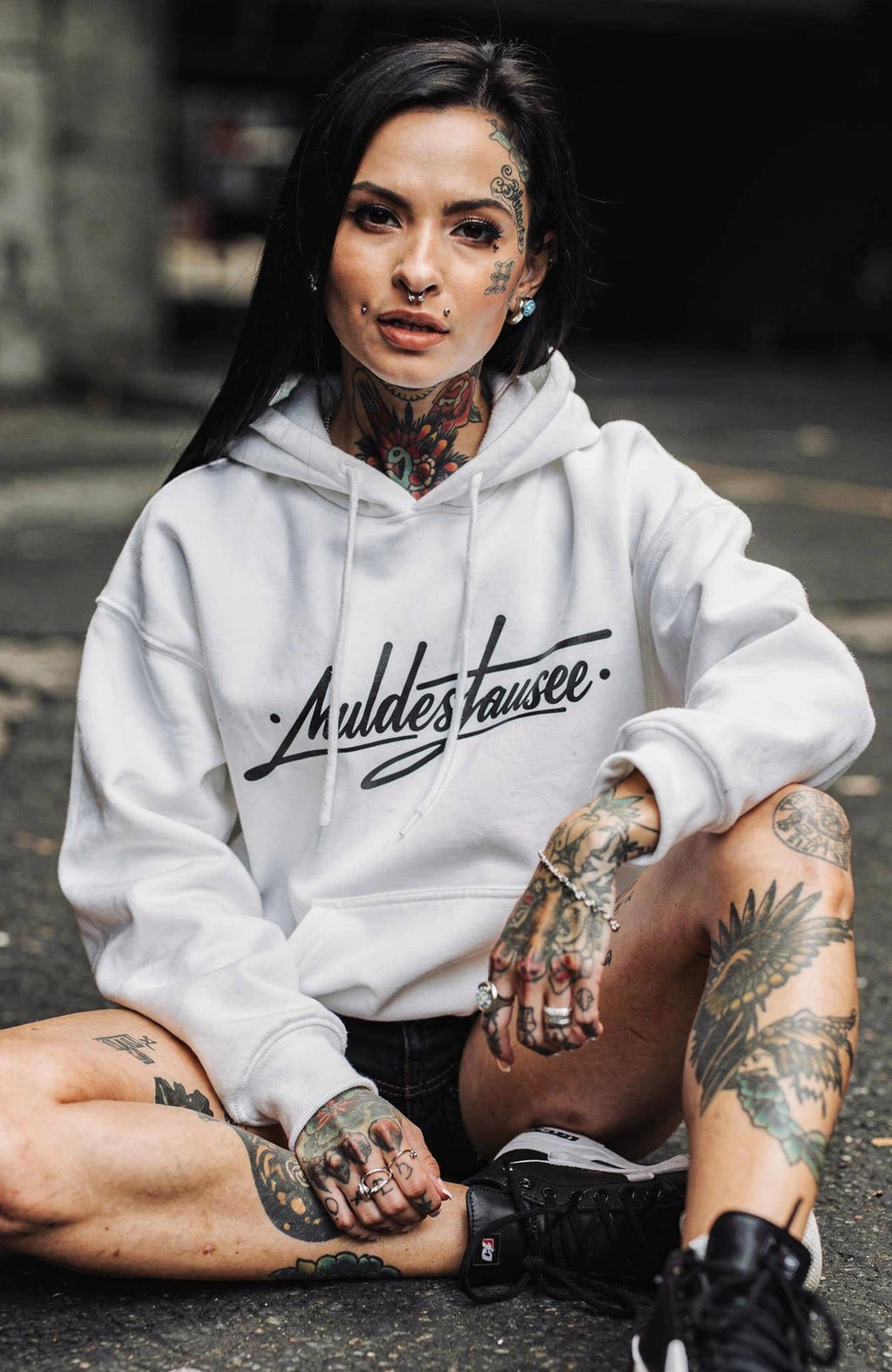 Muldestausee Hoodie Weiss – Minimalistischer Streetwear Hoodie Hoodie Muldestausee-SkaterHoodie-streetwear-Hoodie-white-Front-EnrolDesign-EnrolShop-Model02