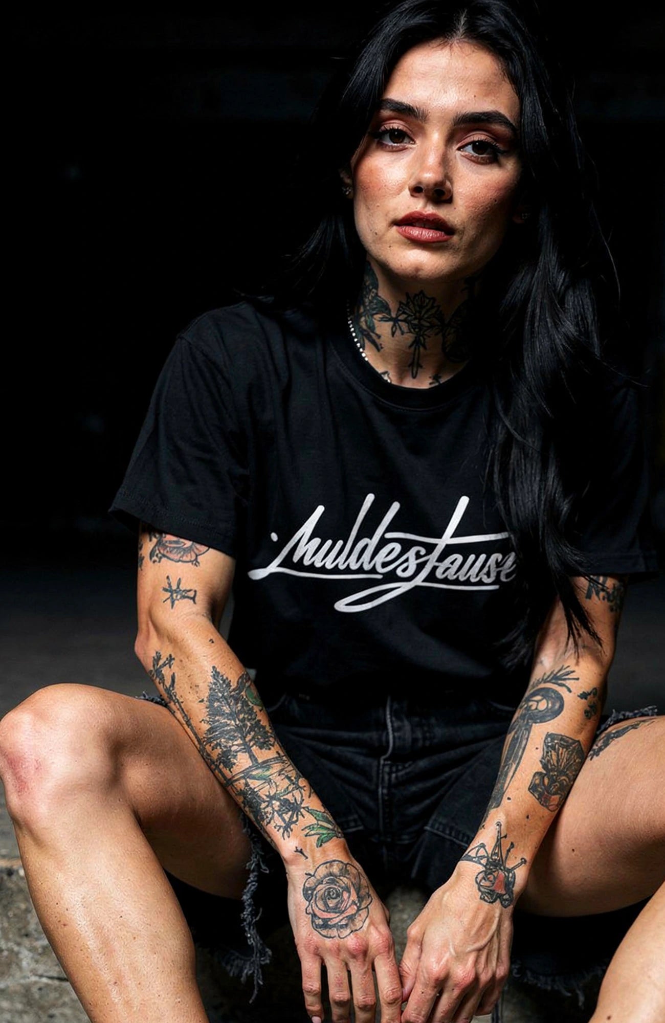 Muldestausee T-Shirt – Schwarzes Local Streetwear Shirt Shirt Muldestausee-SkaterShirt-streetwear-tshirt-black-Front-EnrolDesign-EnrolShop-ModellWomen-02