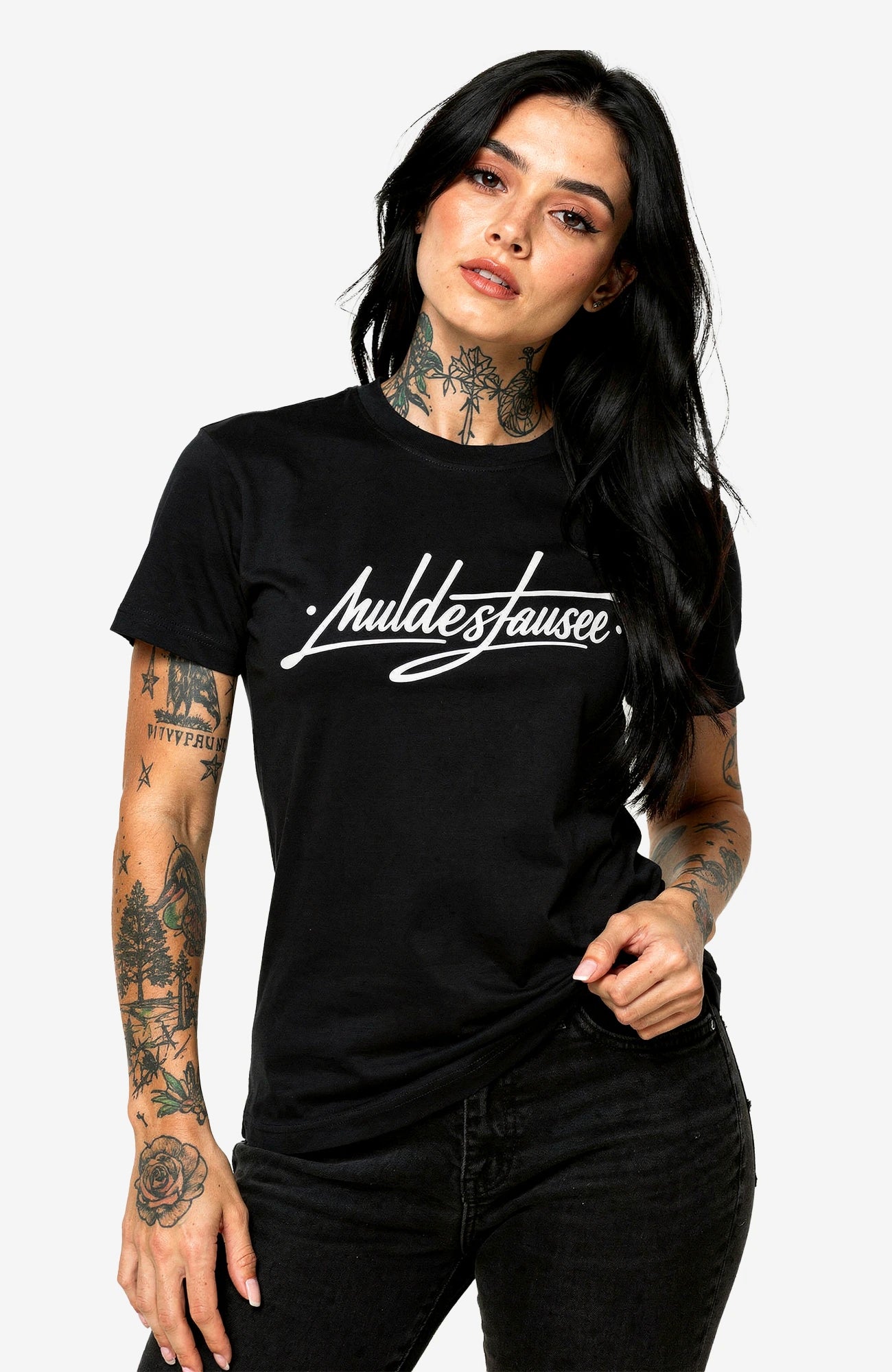 Muldestausee |T-Shirt | Schwarzes Local Streetwear Shirt Shirt Muldestausee-SkaterShirt-streetwear-tshirt-black-Front-EnrolDesign-EnrolShop-ModellWomen