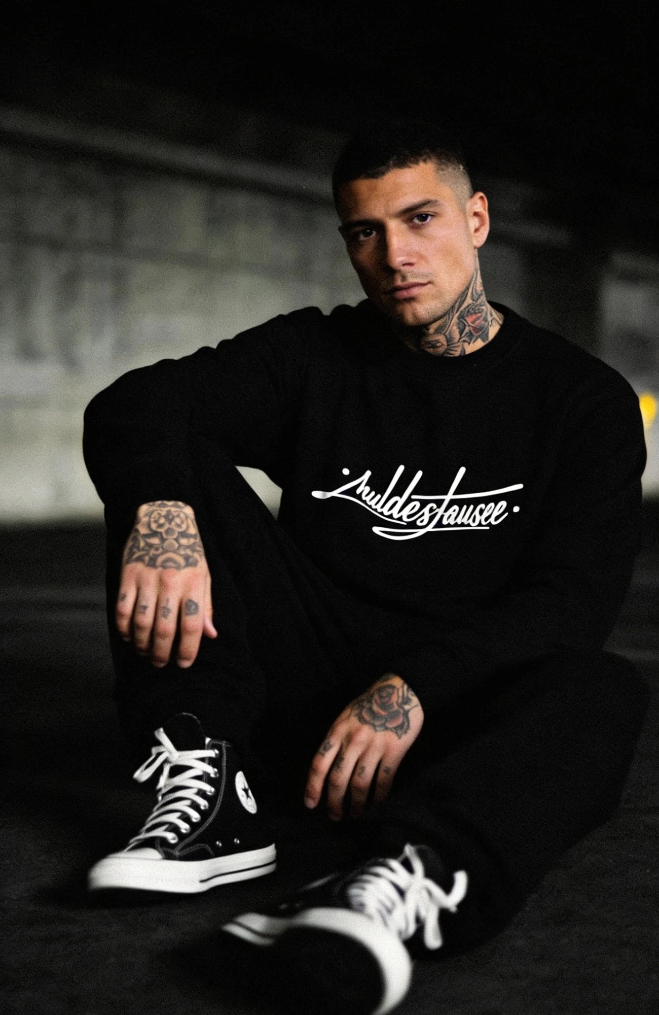 Muldestausee | Sweatshirt | Schwarz Sweatshirt Muldestausee-SkaterSweatshirt-streetwear-Hoodie-black-Front-EnrolDesign-EnrolShop-Model02