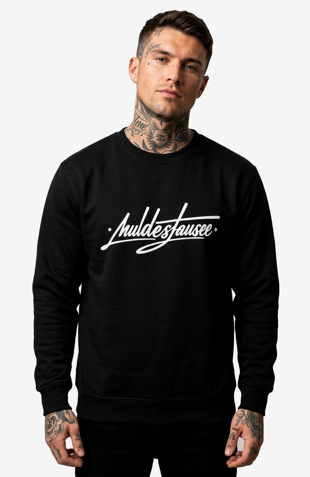 Muldestausee | Sweatshirt | Schwarz Sweatshirt Muldestausee-SkaterSweatshirt-streetwear-Hoodie-black-Front-EnrolDesign-EnrolShop-Model03