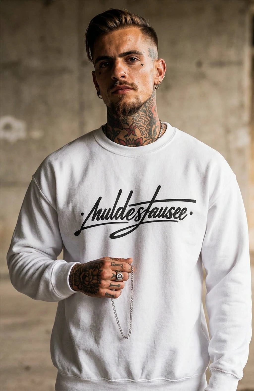 Muldestausee | Sweatshirt| Weiss Sweatshirt Muldestausee-SkaterSweatshirt-streetwear-Hoodie-white-Front-EnrolDesign-EnrolShop-Model02