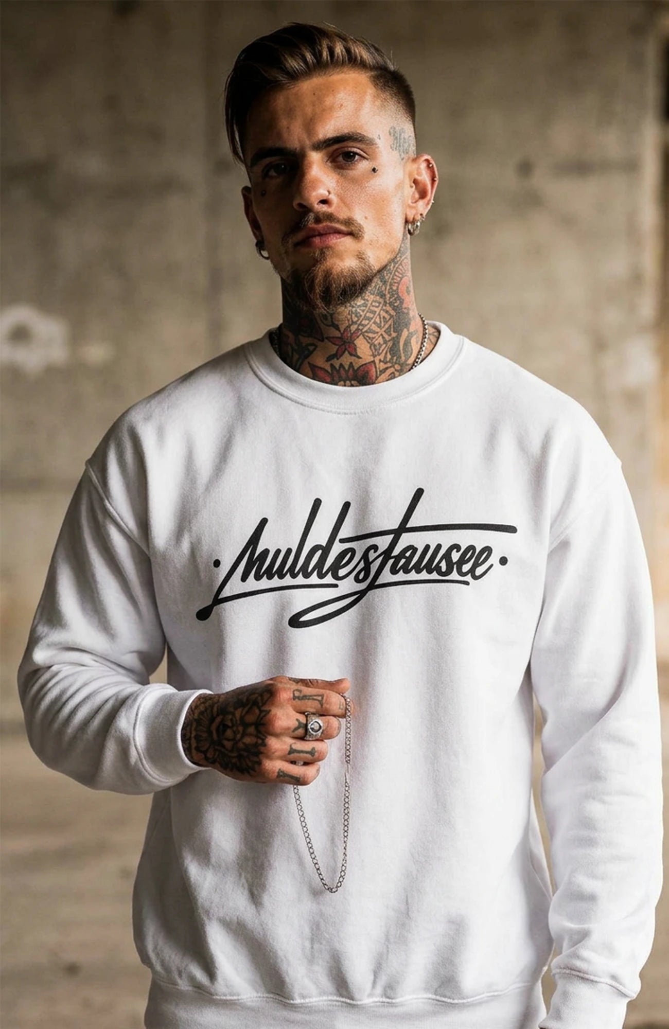 Muldestausee | Sweatshirt| Weiss Sweatshirt Muldestausee-SkaterSweatshirt-streetwear-Hoodie-white-Front-EnrolDesign-EnrolShop-Model02