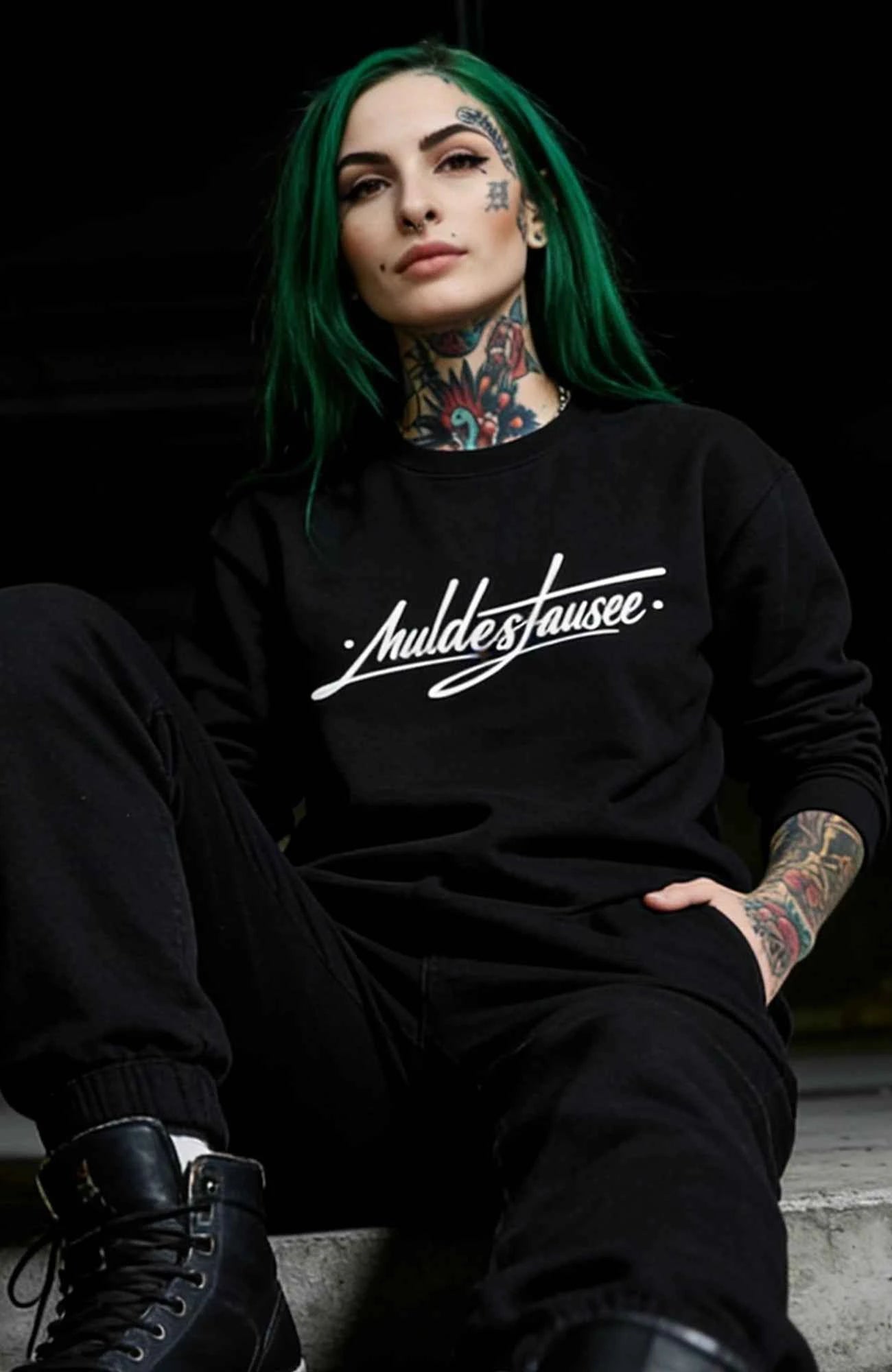 Muldestausee Sweatshirt Schwarz Sweatshirt Muldestausee-SkaterSweatshirt-streetwear-Sweatshirt-Women-black-Front-EnrolDesign-EnrolShop-Model02