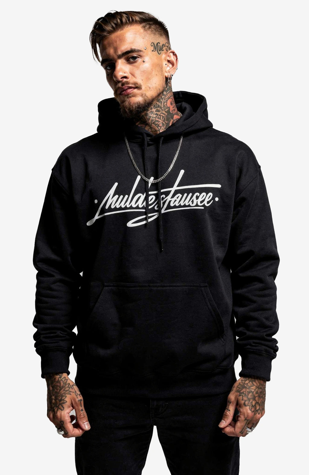 Muldestausee Hoodie Schwarz – Minimalistischer Streetwear Hoodie Hoodie Muldestausee_-_Skater_Hoodie_-streetwear-Hoodie-black-Front_-_EnrolDesign_-_EnrolShop_-_Mann_-_Model_01