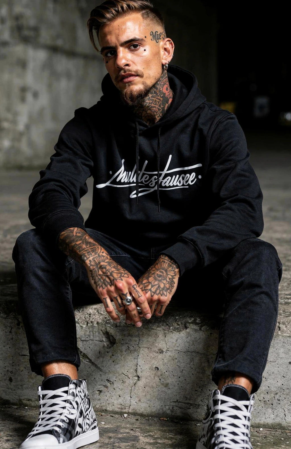 Muldestausee Hoodie Schwarz – Minimalistischer Streetwear Hoodie Hoodie Muldestausee_-_Skater_Hoodie_-streetwear-Hoodie-black-Front_-_EnrolDesign_-_EnrolShop_-_Mann_-_Model_02