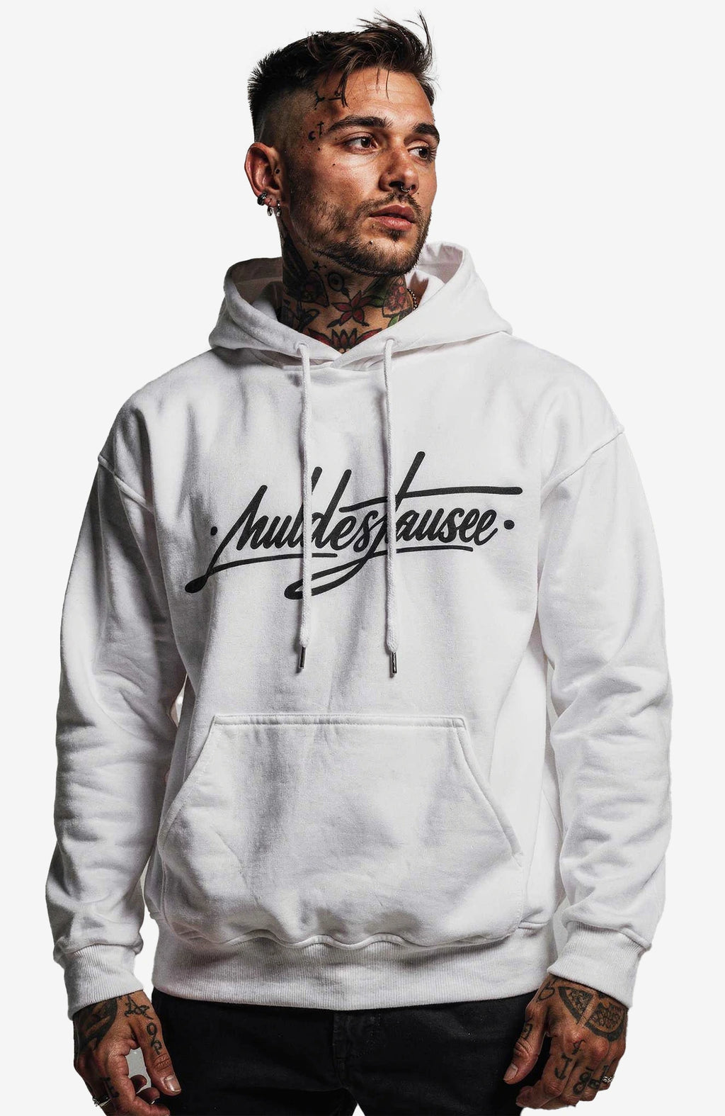 Muldestausee Hoodie Weiss – Minimalistischer Streetwear Hoodie Hoodie Muldestausee_-_Skater_Hoodie_-streetwear-Hoodie-white-Front_-_EnrolDesign_-_EnrolShop_-_Mann_-_Model_01