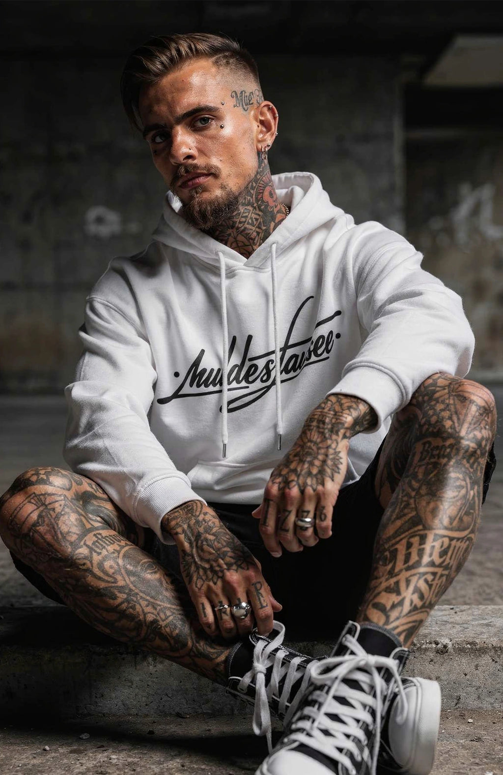 Muldestausee Hoodie Weiss – Minimalistischer Streetwear Hoodie Hoodie Muldestausee_-_Skater_Hoodie_-streetwear-Hoodie-white-Front_-_EnrolDesign_-_EnrolShop_-_Mann_-_Model_02