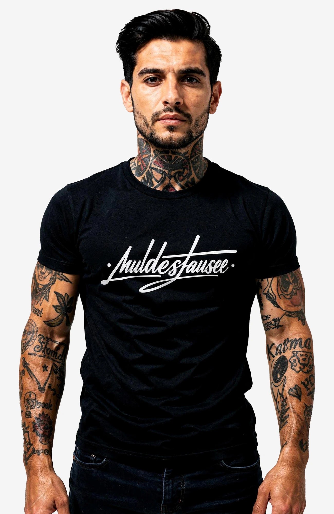 Muldestausee Bundle – T-Shirt & Vinyl Sticker im Streetwear Set Bundle Muldestausee_-_Skater_Shirt_-streetwear-tshirt-black-Front_-_EnrolDesign_-_EnrolShop_-_Modell_Mann