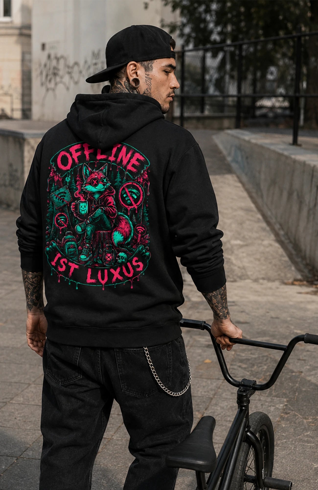 Offline ist Luxus | Hoodie Herren | Dark Hoodie OfflineistLuxus-SkaterHoodie-streetwear-Hoodie-Black-Backprint-Back-EnrolDesign-EnrolShop-Mann02