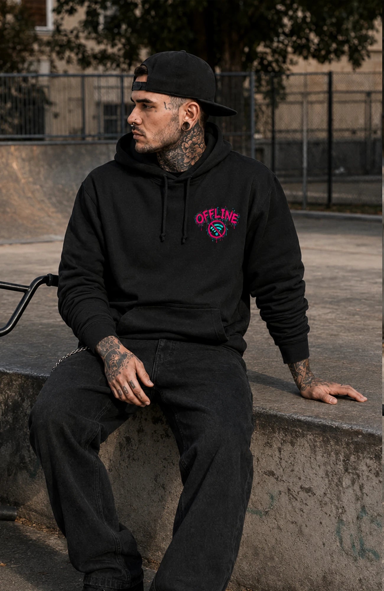 Offline ist Luxus | Hoodie Herren | Dark Hoodie OfflineistLuxus-SkaterHoodie-streetwear-Hoodie-Black-Backprint-Back-EnrolDesign-EnrolShop-Mann03