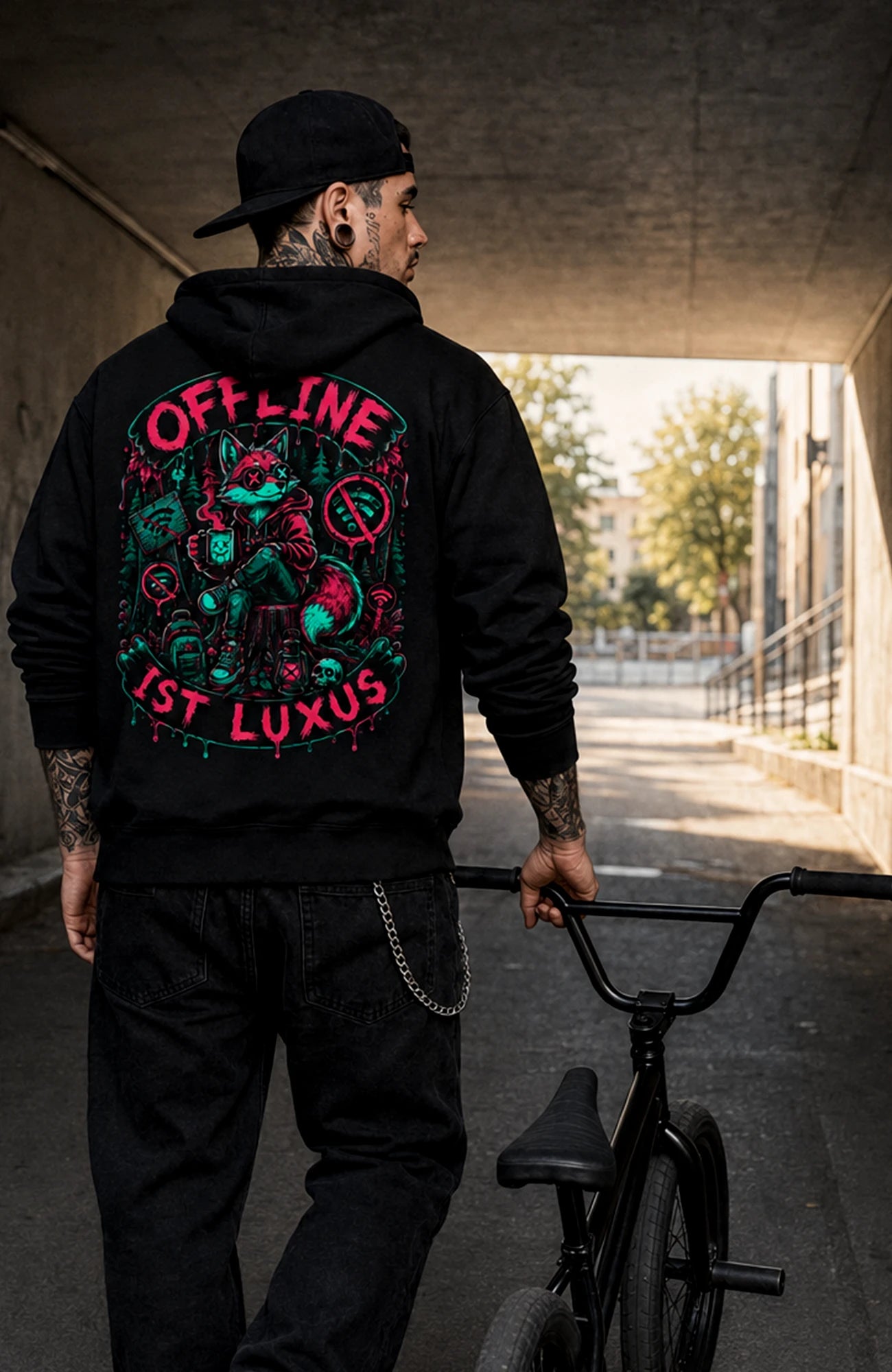 Offline ist Luxus | Hoodie Herren | Dark Hoodie OfflineistLuxus-SkaterHoodie-streetwear-Hoodie-Black-Backprint-Back-EnrolDesign-EnrolShop-Mann05
