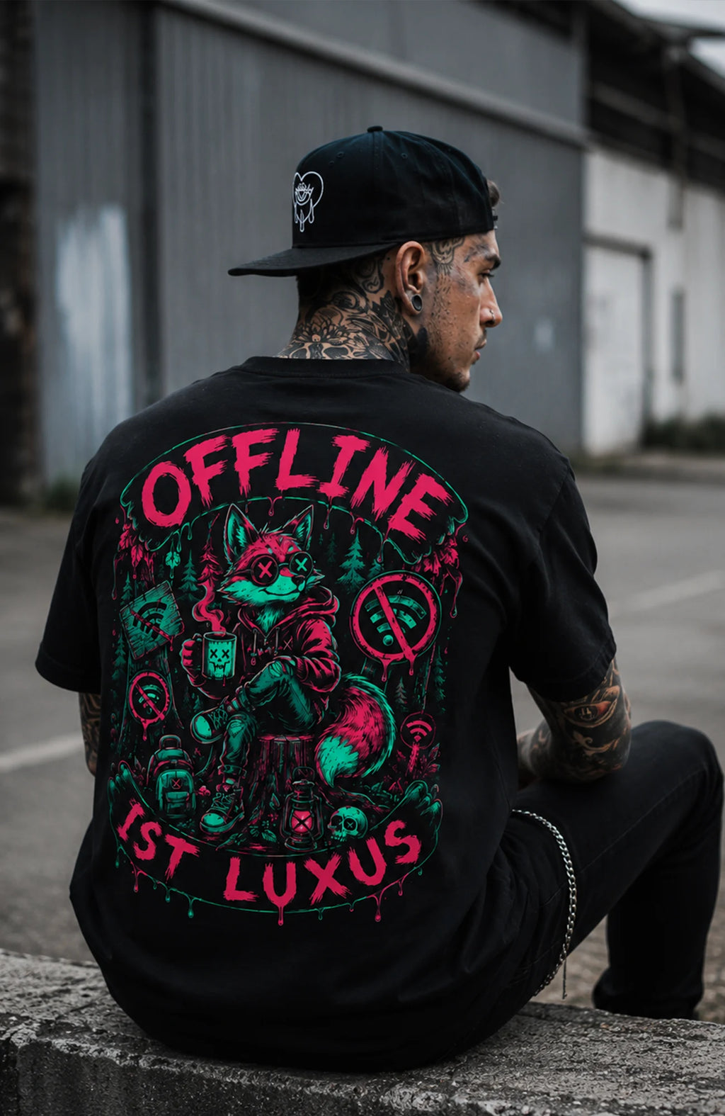 OFFLINE IST LUXUS | T-Shirt | Schwarz Shirt OfflineistLuxus-SkaterShirt-streetwear-tshirt-Black-Backprint-Frontprint-EnrolDesign-EnrolShop-Mann03