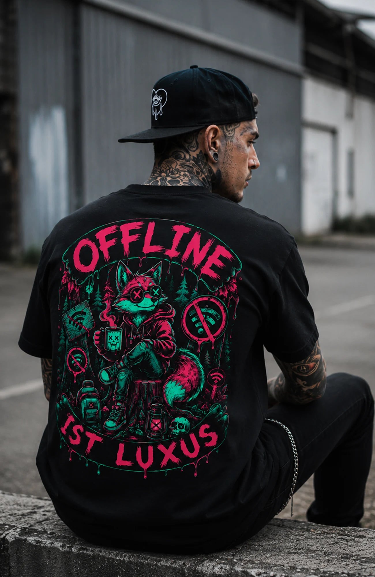 OFFLINE IST LUXUS | T-Shirt | Schwarz Shirt OfflineistLuxus-SkaterShirt-streetwear-tshirt-Black-Backprint-Frontprint-EnrolDesign-EnrolShop-Mann03