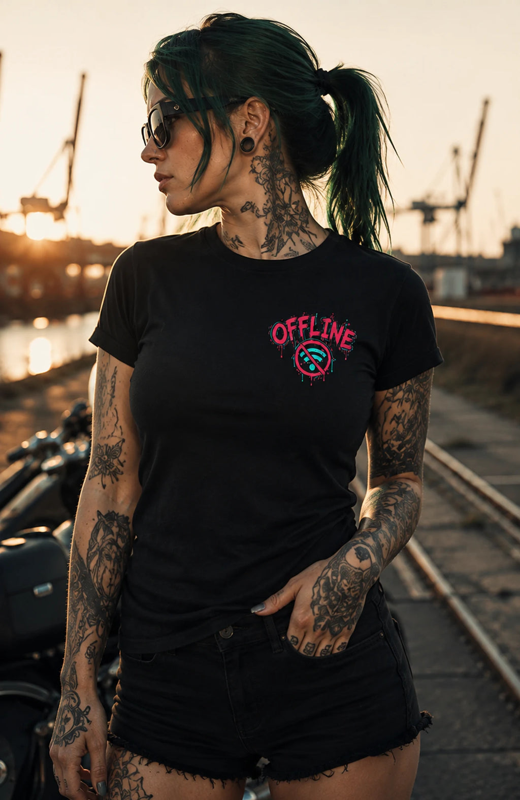 OFFLINE IST LUXUS | T-Shirt | Schwarz Shirt OfflineistLuxus-SkaterShirt-streetwear-tshirt-Black-Backprint-Frontprint-EnrolDesign-EnrolShop-Women01