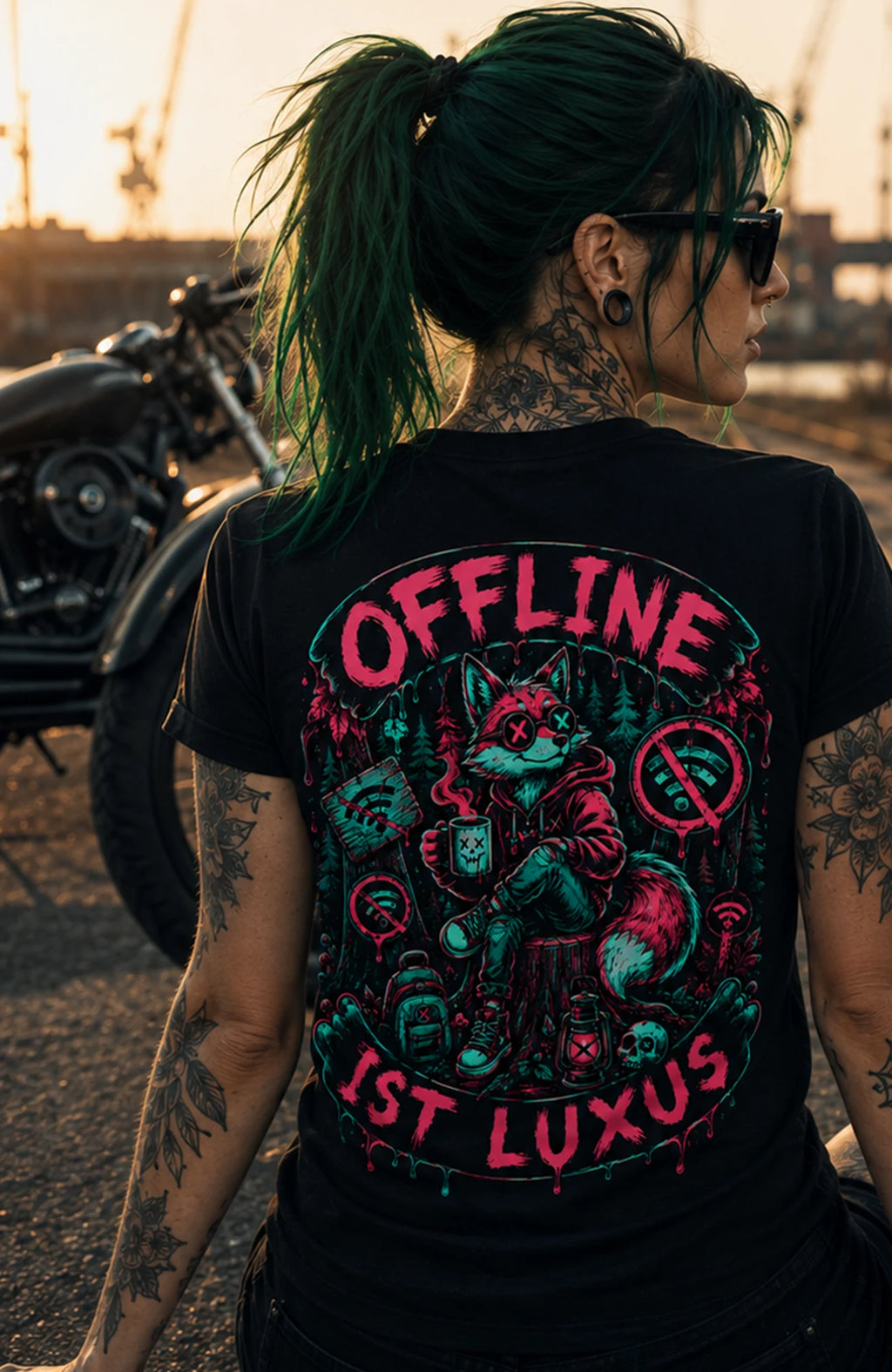 OFFLINE IST LUXUS | T-Shirt | Schwarz Shirt OfflineistLuxus-SkaterShirt-streetwear-tshirt-Black-Backprint-Frontprint-EnrolDesign-EnrolShop-Women02