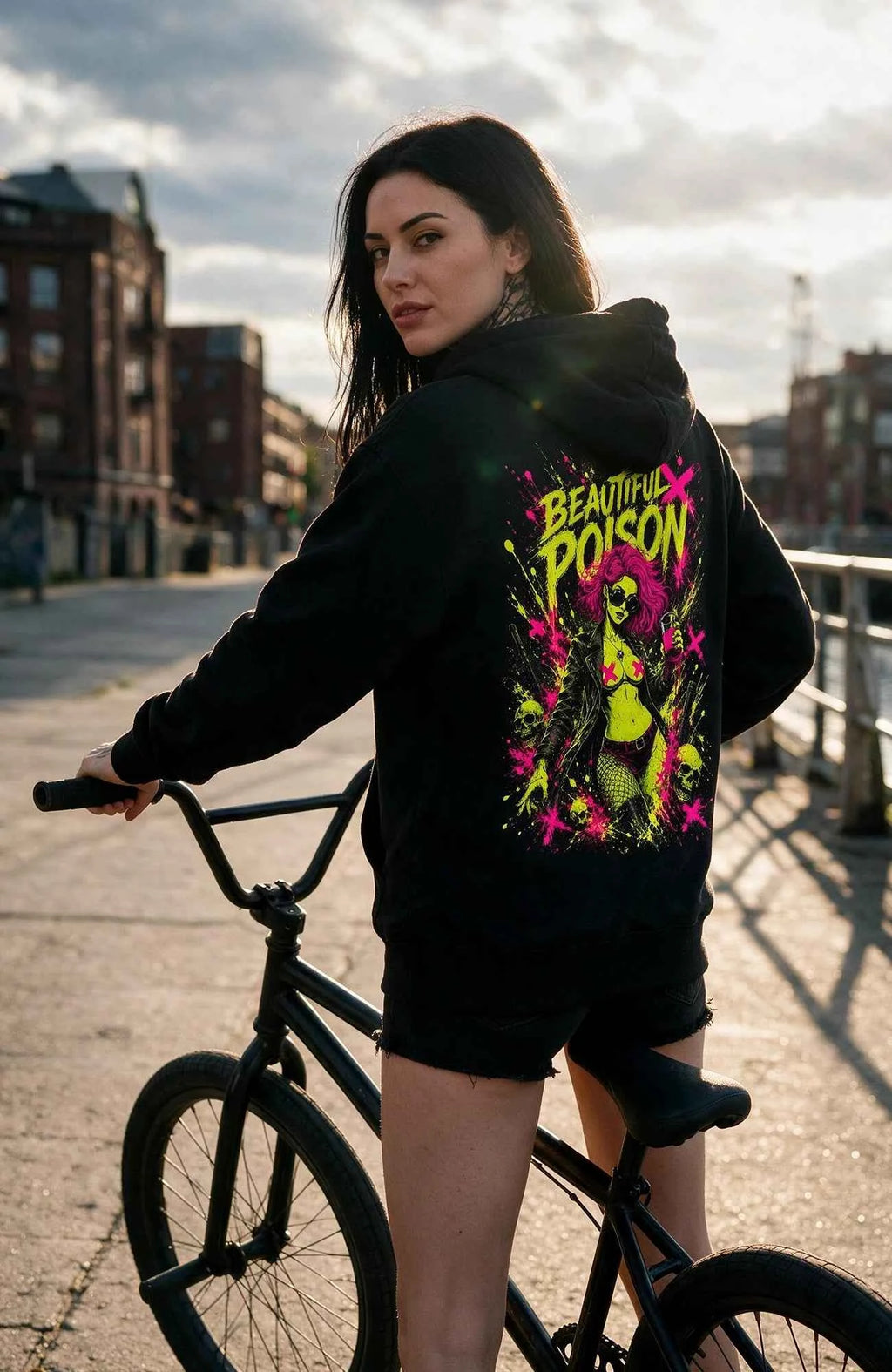 Beautiful Poison | Hoodie Damen | Schwarz Hoodie Poisen-SkaterHoodie-streetwear-Hoodie-black-Backside-EnrolShop-EnrolDesignWomen02.