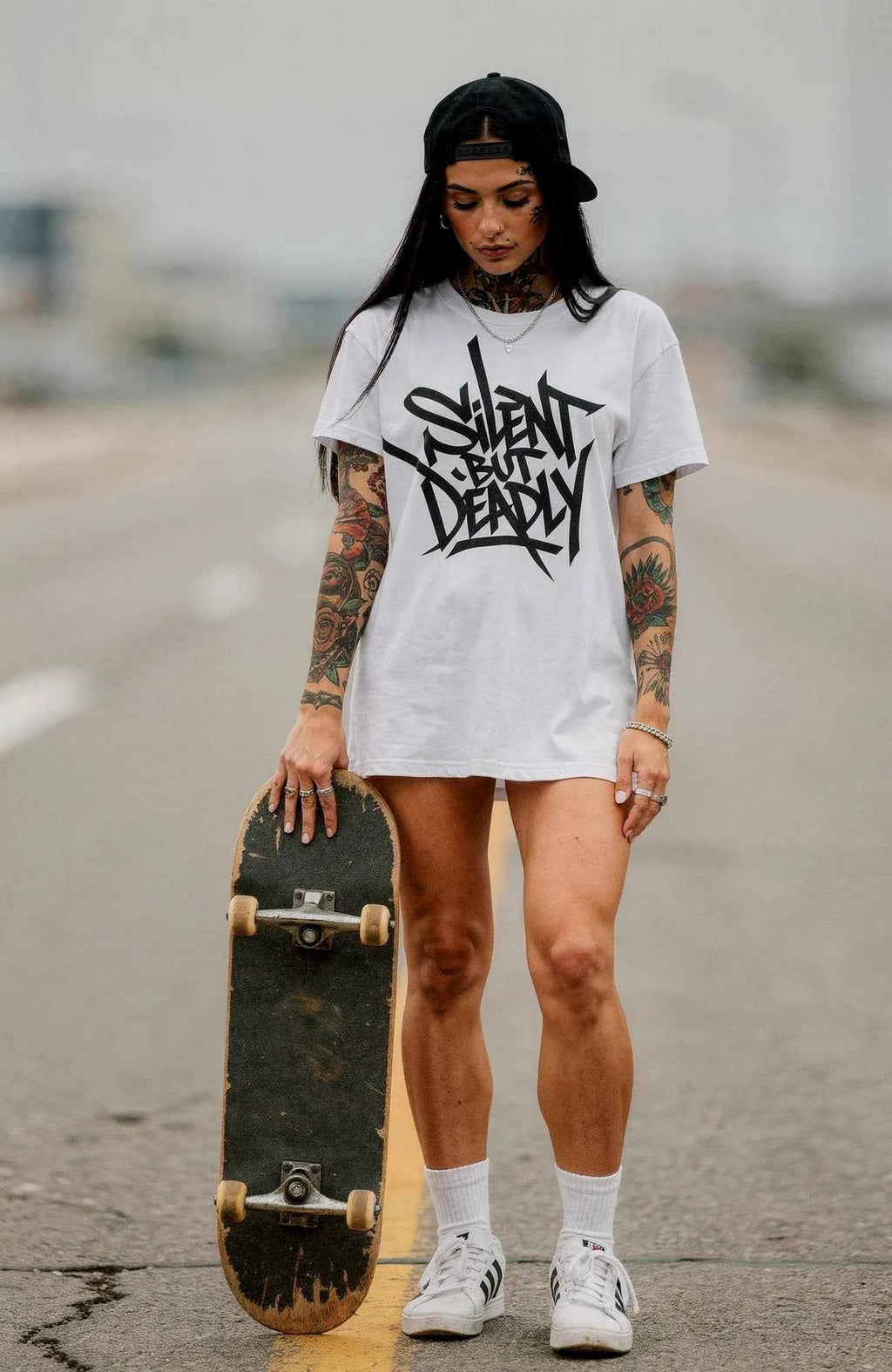 Silent But Deadly T-Shirt – Streetwear Shirt Weiß Shirt SilentbutDeadly-EnrolDesign-streetwear-tshirt-weiss-Frontmodel02